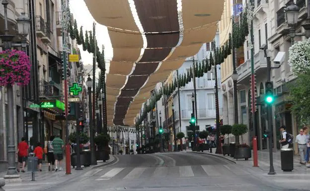 El Ayuntamiento volverá a poner toldos en el centro de Granada contra el calor desde el Corpus y hasta septiembre