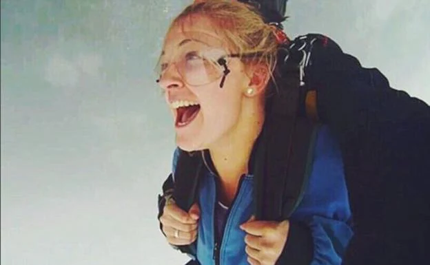 «¡Voy a morir!»: el horror de una chica al estamparse contra el suelo por no abrirse su paracaídas