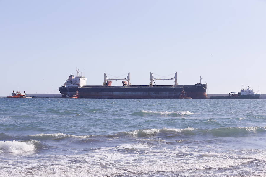 El carguero que se incendió en las costas canarias ha permanecido siete meses en Motril, donde se ha realizado su descarga, y ya se dirige a Turquía para ser vendido como chatarra 