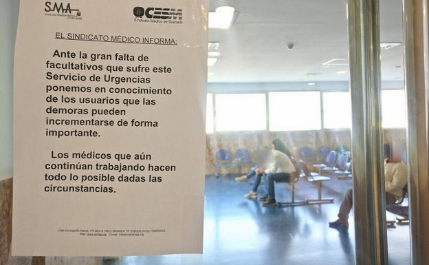 Cartel en la sala de espera de las Urgencias que advierte que puede haber retrasos. 