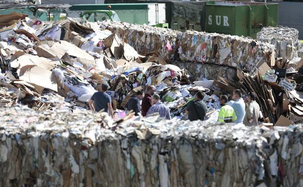 Policías en la planta de reciclaje de cartón donde apareció el cadáver ayer.