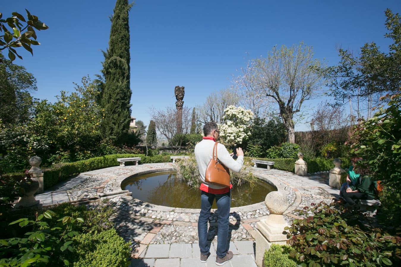 Cientos de granadinos participan en la multitud de actos gratuitos con motivo del Día de los Monumentos