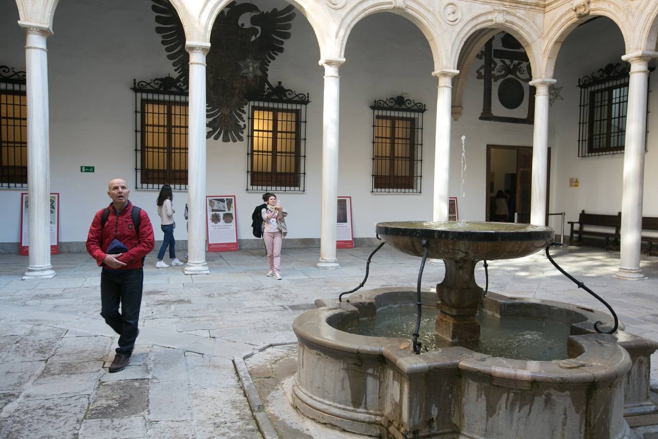 Cientos de granadinos participan en la multitud de actos gratuitos con motivo del Día de los Monumentos