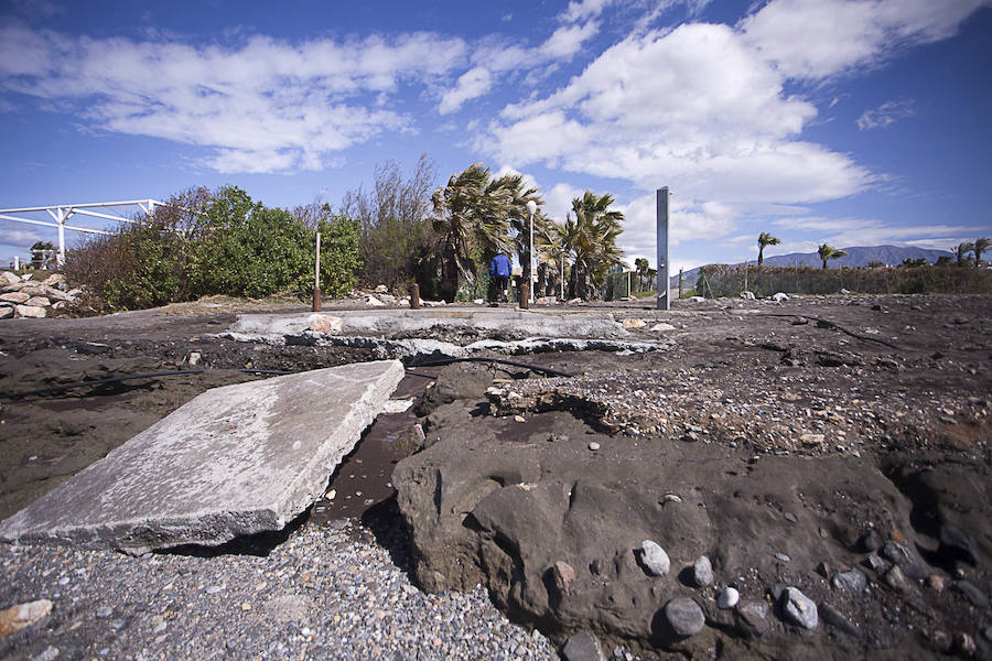 El Gobierno destina más de un millón de euros para reparar los destrozos que el temporal causó en febrero en las playas granadinas, que también afectó a algún paseo marítimo.