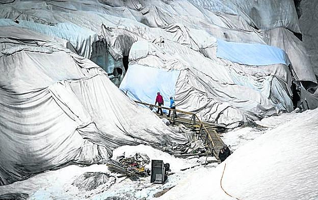 Las mantas térmicas reflectantes cubren las partes del glaciar más expuestas al sol. Una pasarela facilita el acceso a los visitantes. :: r. c. 