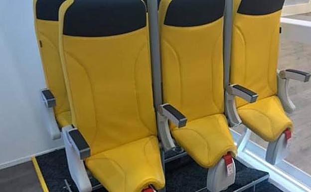 Polémica por los asientos que pondrán las aerolíneas 'low cost': habrá que ir casi de pie