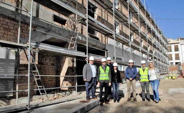Una parlamentaria andaluza y dos diputados provinciales visitan las obras de la Residencia de Mayores de Lanjarón