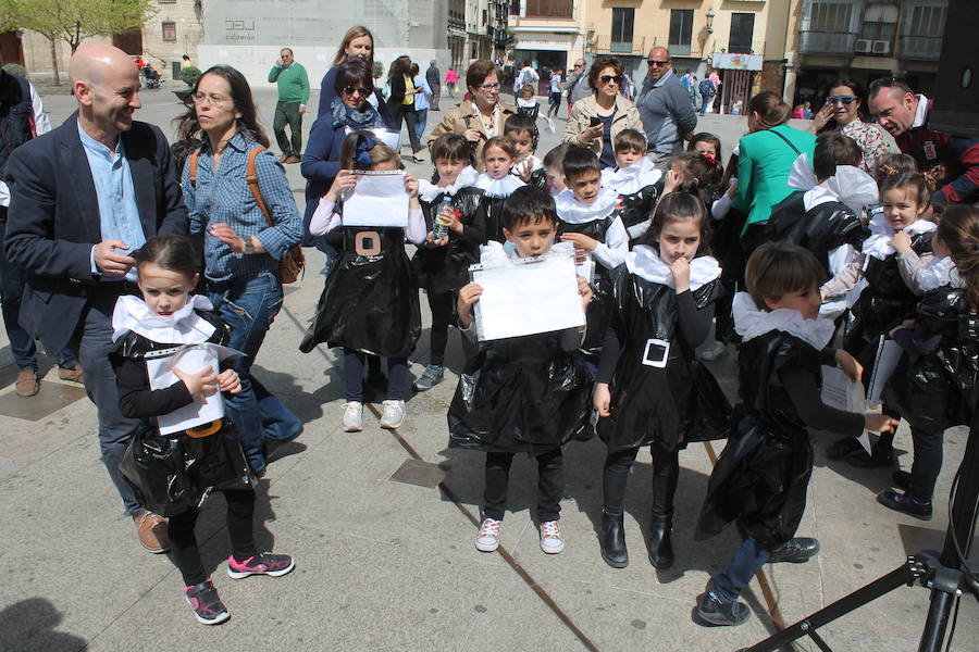 Más de 900 escolares de trece centros educativos de la capital participan en la XVIII edición de la cadena literaria 'Lectura Continuada del Quijote'