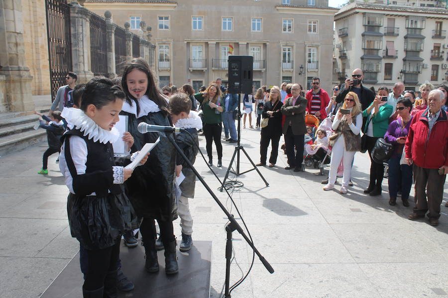 Más de 900 escolares de trece centros educativos de la capital participan en la XVIII edición de la cadena literaria 'Lectura Continuada del Quijote'