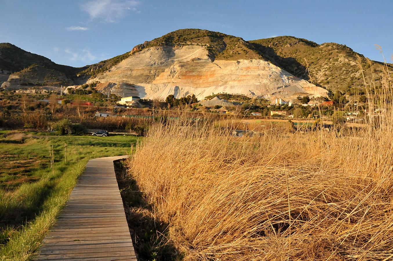 La continuidad paisajística y natural de la reserva natural de las lagunas de Padul, está rota con la imagen de las canteras, administrativamente autorizadas.