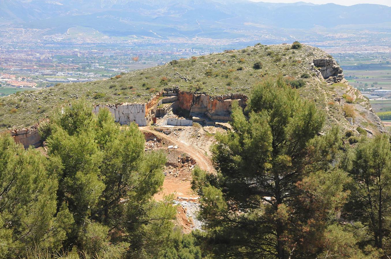 Cantera de mármol abandonada en Sierra Elvira. A pesar de no estar en explotación mantiene su herida sobre el paisaje.