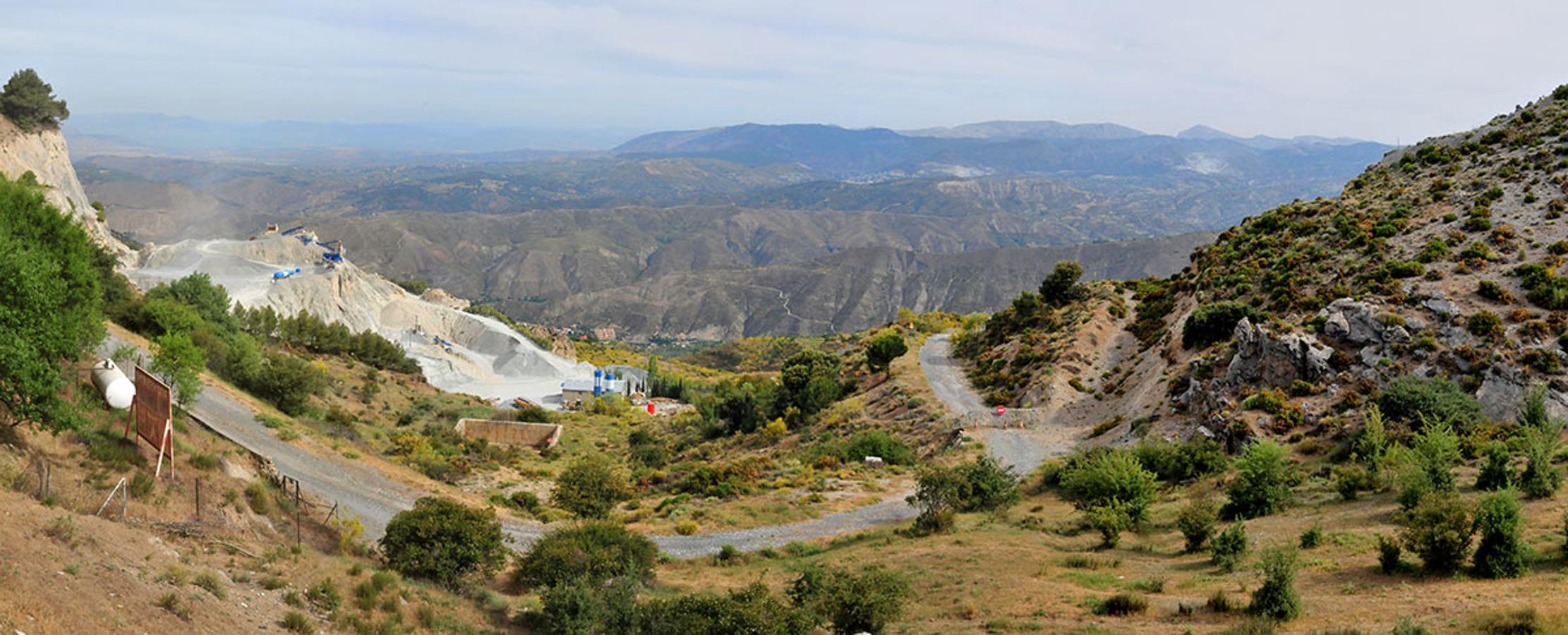 Canteras de El Purche, en territorio del Parque Natural de Sierra Nevada, explotaciones legales en un espacio de alto valor ecológico y paisajístico.