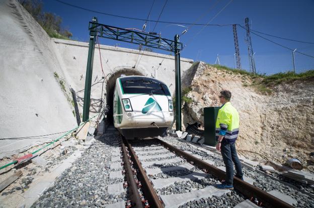 Pablo Nieto supervisa la infraestructura en Loja, con la cabeza del tren laboratorio fuera de los 160 metros de longitud que mide el túnel de San Francisco.