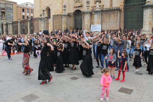 Bailarines de conservatorios y academias posan delante de la Catedral de Jaén en la jornada de protesta. 