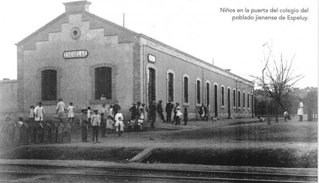 Escuelas en la estación ferroviaria de Espelúy.