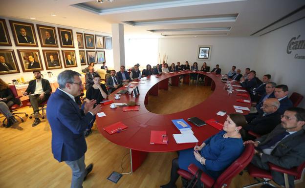 Asistentes al desayuno formativo organizado ayer por IDEAL en colaboración con la Cámara de Comercio