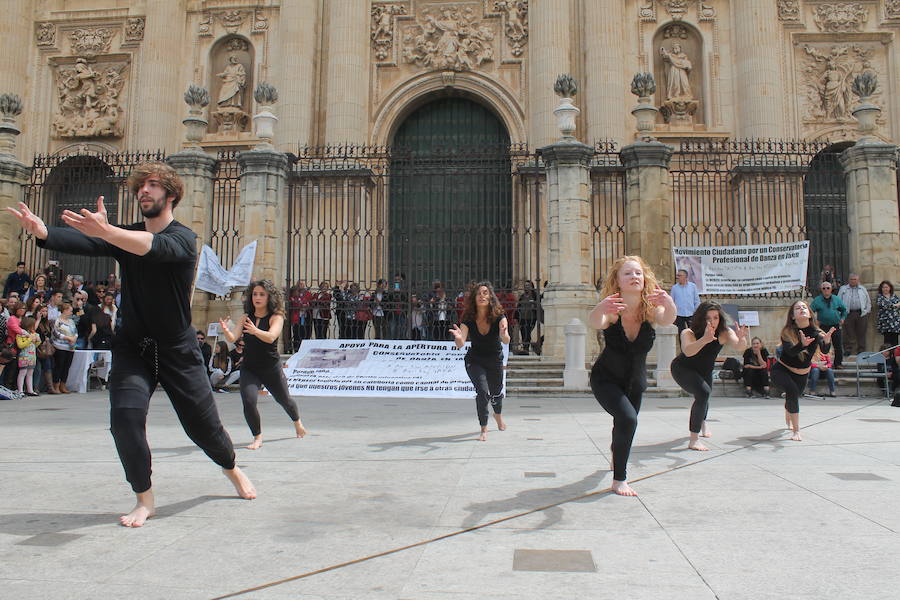 Decenas de jienenses participan en las protestas para pedir un Conservatorio de Danza en la capital