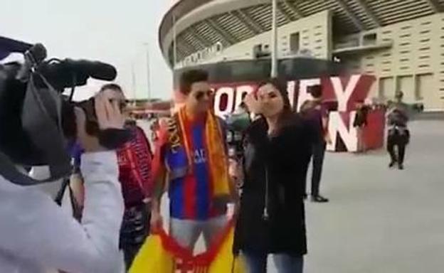 Barça TV obliga a un aficionado a esconder la bandera española: «Que no se vea nada político»