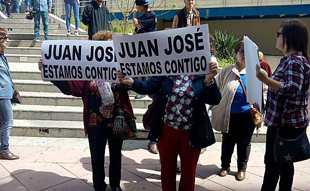 Varios vecinos de Huétor Santilán han acudido al juzgado para apoyar al padre de Anabel