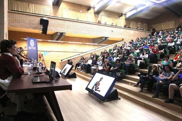 El Auditorio de la UAL se llenó para la conferencia de la conocida periodista.