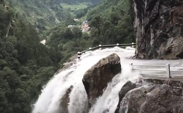 Vídeo | ¿Pasarías por esta peligrosa carretera en medio de una cascada?