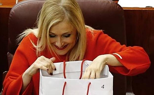 Las redes se ponen las pilas con Cifuentes: los mejores memes de su robo