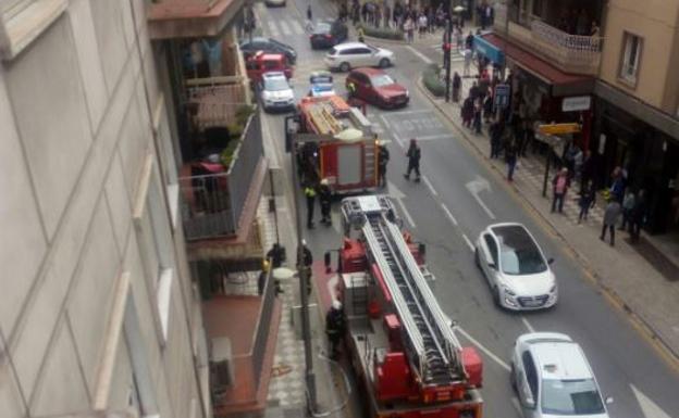 El incendio en un cuarto piso genera alarma en calle Recogidas