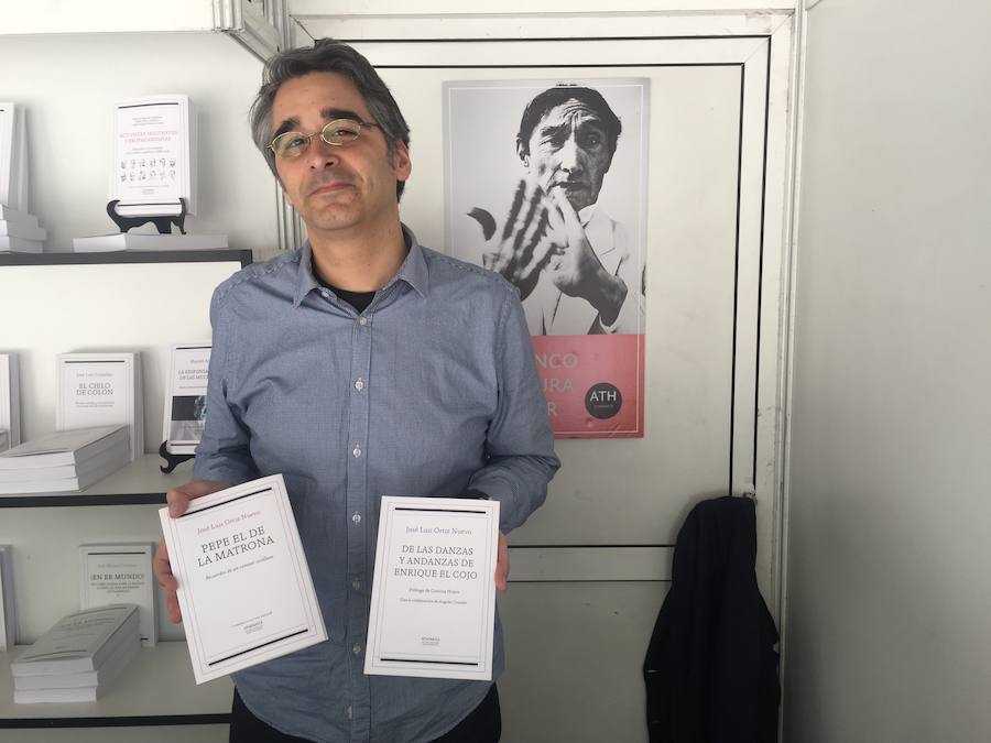 Alfonso Crespo nos propone desde el stand de Athenaica la Colección Flamenco, que coordina Pedro G. Romero y que engloba varias obras, aunque destaca dos de ellas, 'Pepe el de la matrona' y 'De las danzas y andanzas de Enrique el Cojo', ambos de José Luis Ortiz Nuevo, flamenco de Archidona (Málaga) que ha hecho y hace casi de todo: fundó y dirigió (entre 1980 y 1996, salvo la del 86) la Bienal de Flamenco de Sevilla. El primero de los libros recoge la vida de José Núñez Meléndez, un cantaor sevillano nacido a finales del siblo XIX al que Ortiz Nuevo entrevistó en 1970. La curiosidad de 'Pepe el de la matrona' es que no actuó en público hasta el final de sus días. La vida de Enrique El Cojo, por su parte, es la de la superación de un maestro del baile flamenco a pesar de su cojera, secuela de una enfermedad infantil. Artista por medio mundo y pícaro, dirigió una academia durante años a la que acudían turistas, personajes relevantes de la sociedad sevillana y profesionales, que ejerció una importante influencia en bailaoras como Manuela Vargas o Cristina Hoyos. El precio de ambos libros en papel es de 20 euros.