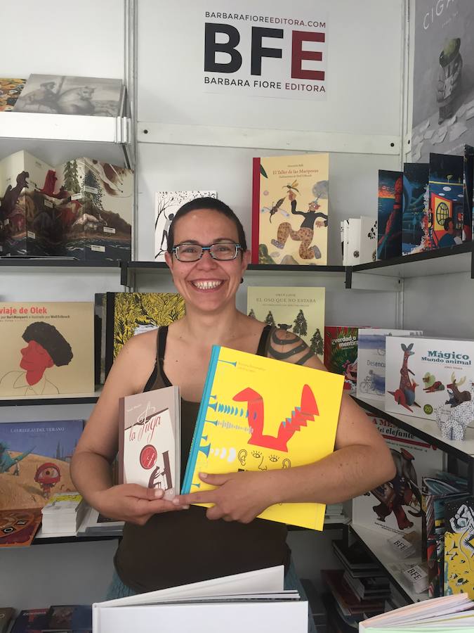 En Barbara Fiore Editora, Raquel apuesta por dos libros bastante curiosos. Uno no es de temática musical propiamente dicha aunque tiene relación. Se trata de 'Fuerte, suave, murmurado', de Romana Romanyshyn y Andriy Lesiv, quienes han representado visualmente el mundo de los sonidos y han unido armoniosamente lo cognitivo con lo filosófico. Empieza con el instante en el que se produjo la Gran Explosión, cuando «en el principio era el silencio». En el libro descubriremos la representación de la estructura del oído humano, los diferentes tipos de voces, así como información sobre los sonidos más suaves y más fuertes Su precio es de 20 euros. Por otra parte, recomienda 'La Fuga', del joven artista Pascal Blanchet (1980). Libro sonoro. Libro sin palabras. Una frase musical articula una pieza que se despliega a tres tintas por la vida de un músico que en un ritmo apresurado y conciso fluye ante nuestros ojos y oídos. Obra para cualquier edad que posibilita muy variadas audiciones. Su precio es de 15 euros. 