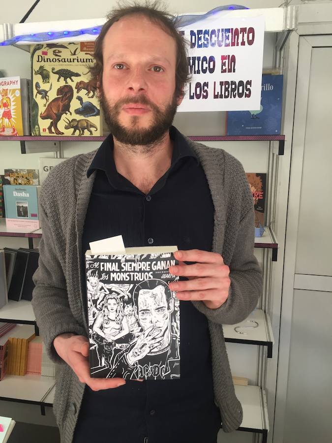 Alberto Moreno, de OVNI Bazar Bizarro, se inclina por la primera novela del dibujante granadino Juarma (Deifontes, 1981). La idea del libro nació en un club de lectura privado de Facebook al que se apuntaron 65 personas. Las historias de Juarma fueron ganando adeptos mientras se iban formando personajes inolvidables como el Lolo, Juanillo Bruce Lee, el Jony, Dani y el Liendres, siempre bajo el marco magnético de Villa de la Fuente, el pueblo donde y empiezan y acaban todas las historias de este particular grupo de amigos. Droga, atracos chapuceros, problemas laborales, rupturas amorosas y más mentiras, citas en Tinder, tardes de PlayStation, litros de cerveza y patatas fritas de bolsa y hasta una serie de homicidios van conformando un cuadro completo de la vida de estos treintañeros reacios al compromiso y a sentar cabeza. Colaborador habitual de El Jueves o Ultrarradio, Juarma ha dado vida a volúmenes como ‘Historia inventada del punk’ (2017), ‘Romance Neanderthal’ (2016) o ‘Amor y Policía’ (2014), entre otros muchos otros. ‘Al final siempre ganan los monstruos’ es su primera novela editada bajo el sello de Ediciones Camping Mote. La música está presente a lo largo del libro, según nos comenta Alberto. Incluso al final podemos encontrar un 'set list' con todas las canciones que se citan en sus 426 páginas. Precio: 16 euros.