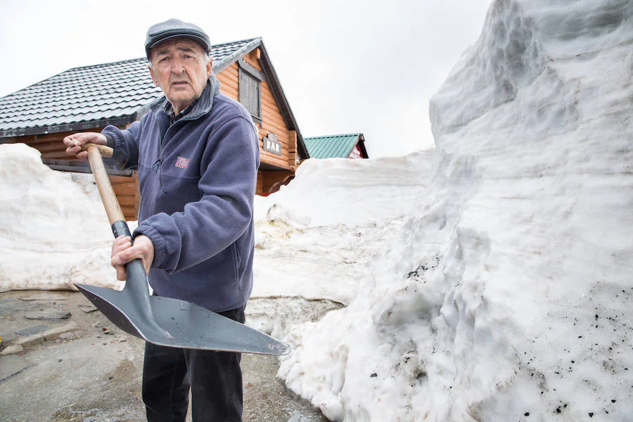 Los negocios de la Hoya de la Mora acumulan más de 100.000 euros en pérdidas debido al aislamiento Los establecimientos, enterrados en algunos casos hasta el tejado, están cerrados desde el 26 de febrero y lamentan haber perdido la mitad de la temporada