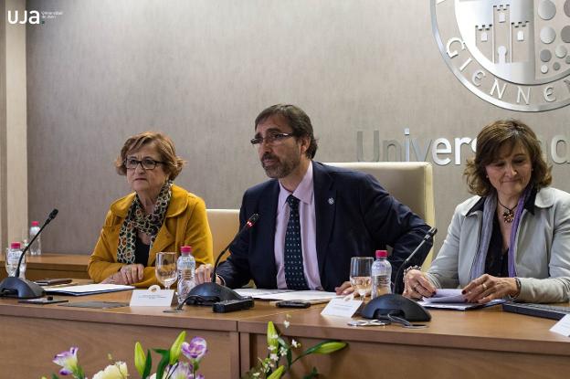 María Dolores Rincón, Juan Gómez y María Isabel Cabrera, durante la presentación