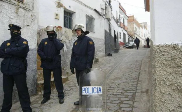 Agentes de la Policía Nacional en uno de los callejones del barrio Antonio Díaz en Jaén 