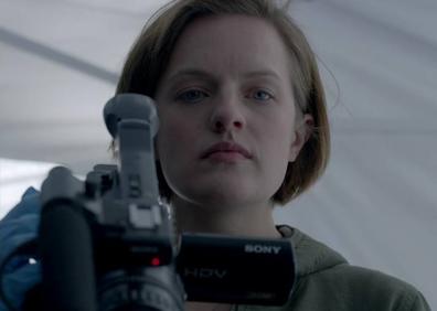 Imagen secundaria 1 - Elisabeth Moss en tres papeles icónicos en su carrera: 'Mad Men', 'Top of the Lake' y 'The Handmaid´s Tail'.