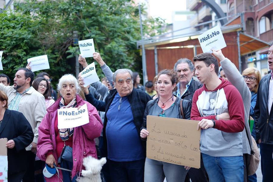 La convocatoria ha partido de la Plataforma Feminista Motrileña, que ha citado a las 20.30 horas de la tarde en la plaza de la Aurora