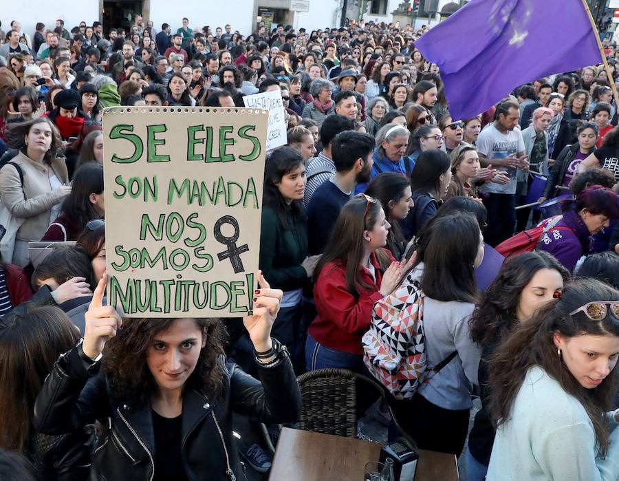 Miles de personas participan esta tarde en las múltiples movilizaciones convocadas en toda España en señal de repulsa a la sentencia dictada hoy contra los cinco integrantes de la Manada