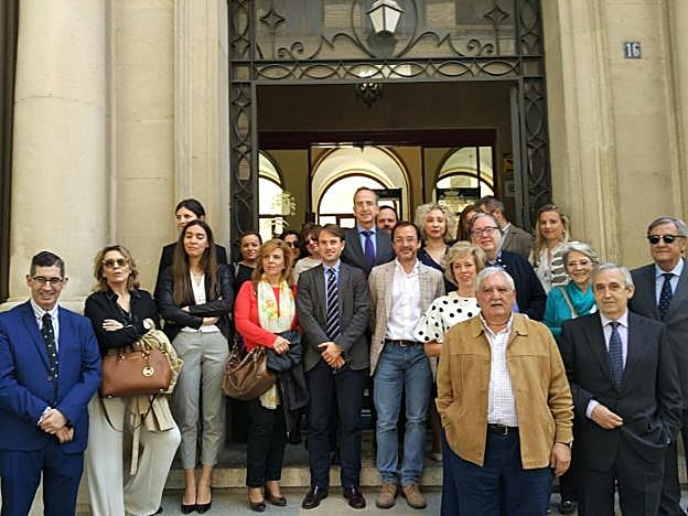 Concentración ayer de jueces y fiscales ayer a las puertas de la Audiencia para pedir más medios para mejorar la Justicia. 