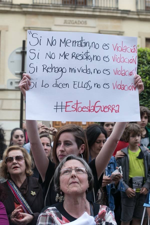 Cientos de personas se han movilizado en la capital para mostrar su rechazo al fallo del tribunal