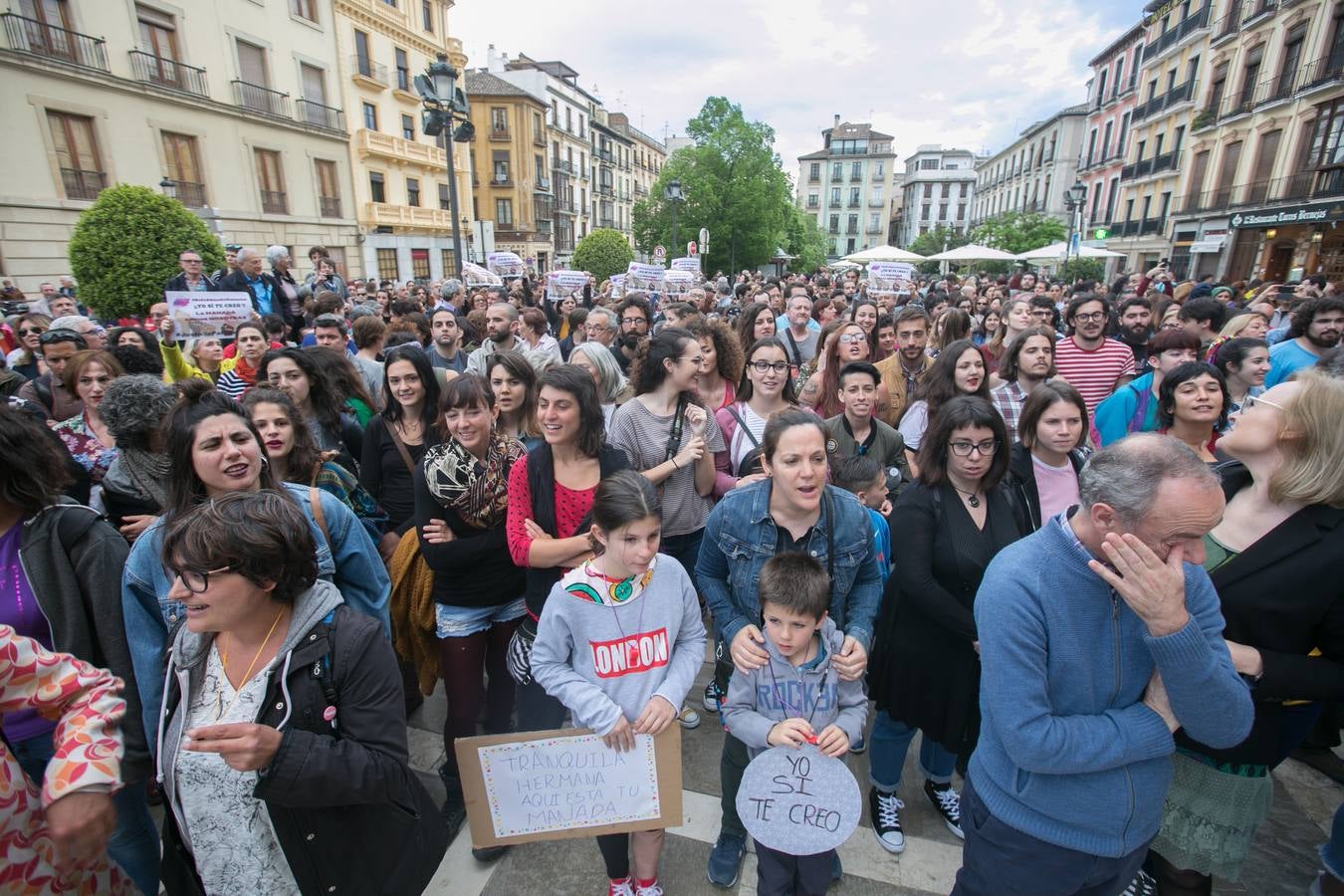 Cientos de personas se han movilizado en la capital para mostrar su rechazo al fallo del tribunal