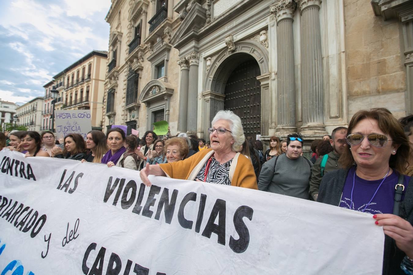 Cientos de personas se han movilizado en la capital para mostrar su rechazo al fallo del tribunal