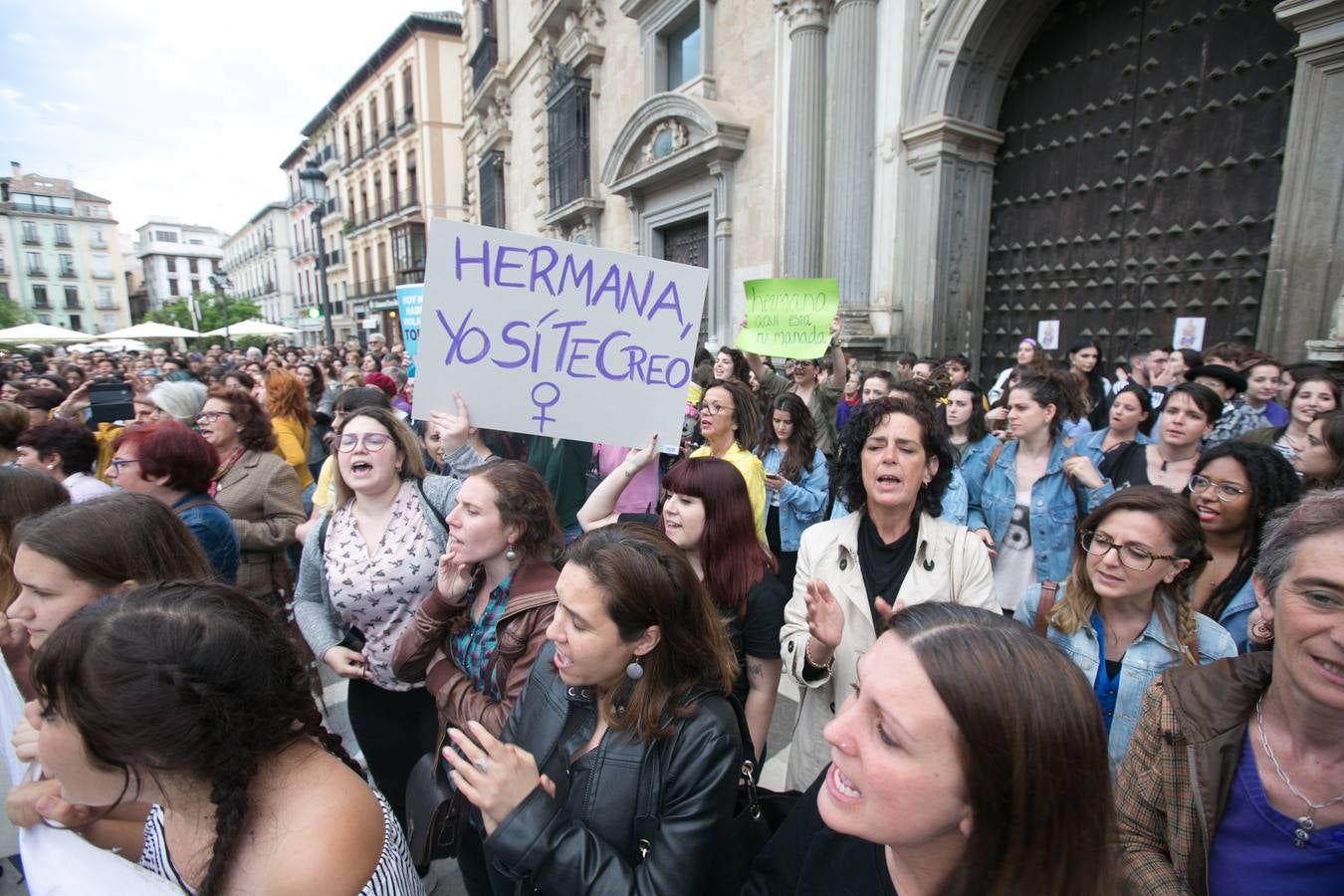 Cientos de personas se han movilizado en la capital para mostrar su rechazo al fallo del tribunal