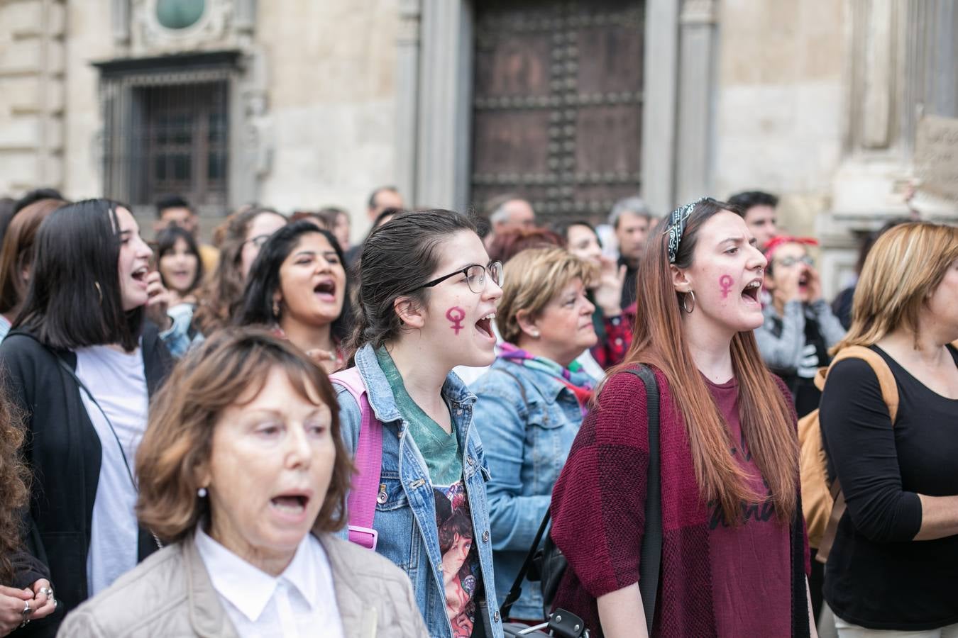 Cientos de personas se han movilizado en la capital para mostrar su rechazo al fallo del tribunal