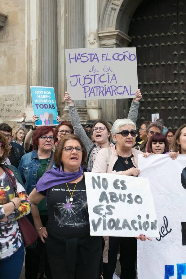 Cientos de personas se han movilizado en la capital para mostrar su rechazo al fallo del tribunal