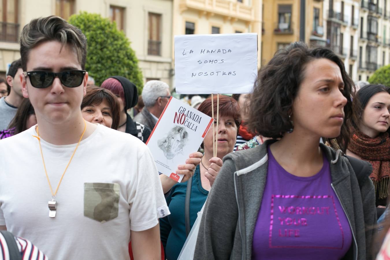 Cientos de personas se han movilizado en la capital para mostrar su rechazo al fallo del tribunal