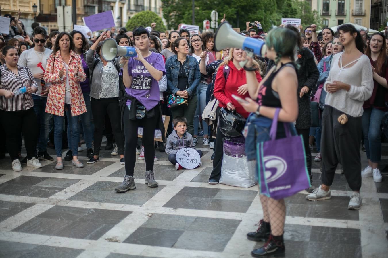 Cientos de personas se han movilizado en la capital para mostrar su rechazo al fallo del tribunal