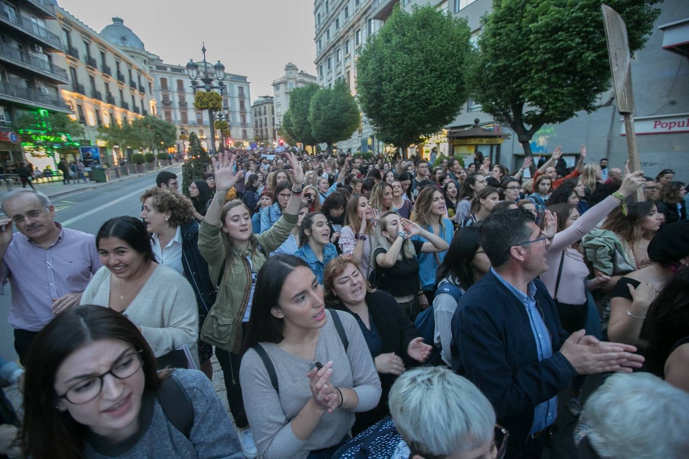 Cientos de personas se han movilizado en la capital para mostrar su rechazo al fallo del tribunal