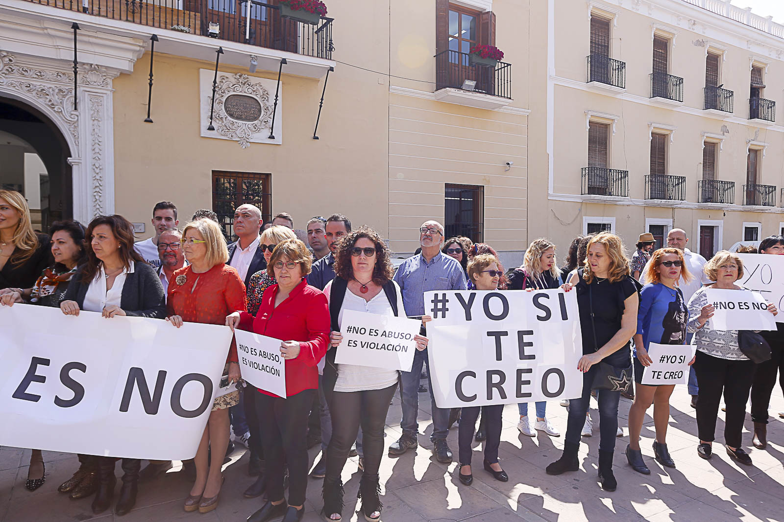 Fotos: Concentración contra la violencia de género en Motril