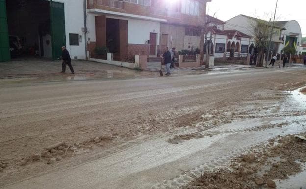 La intensa tormenta caída en Guadahortuna deja calles y carreteras con barro y piedras