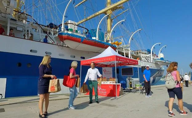 Más de 200 cruceristas disfrutan de los productos 'Sabor Granada' en el Puerto de Motril