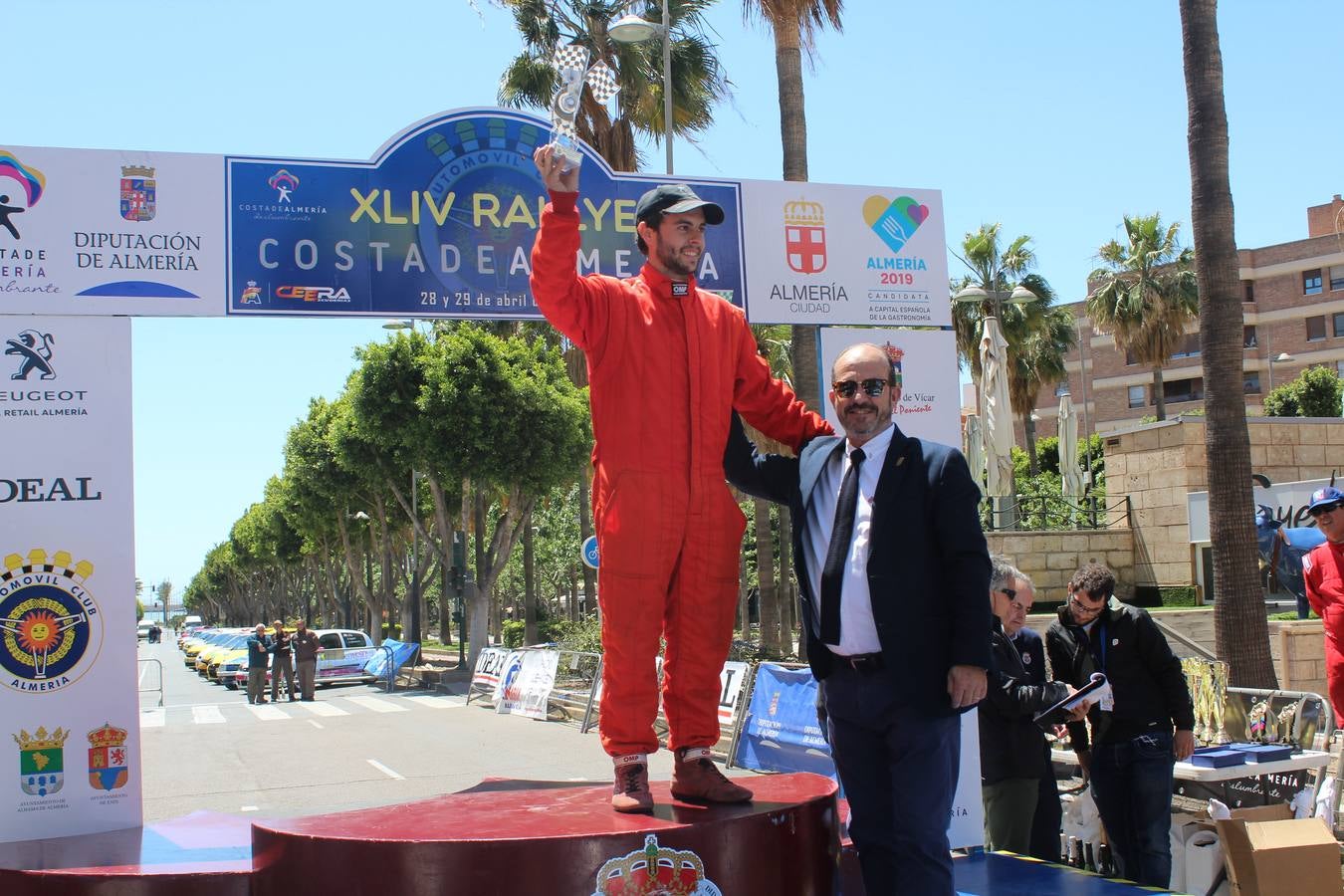 El piloto almeriense gestionó con inteligencia su amplia ventaja para coronarse una vez más como campeón junto a José Crisanto Galán